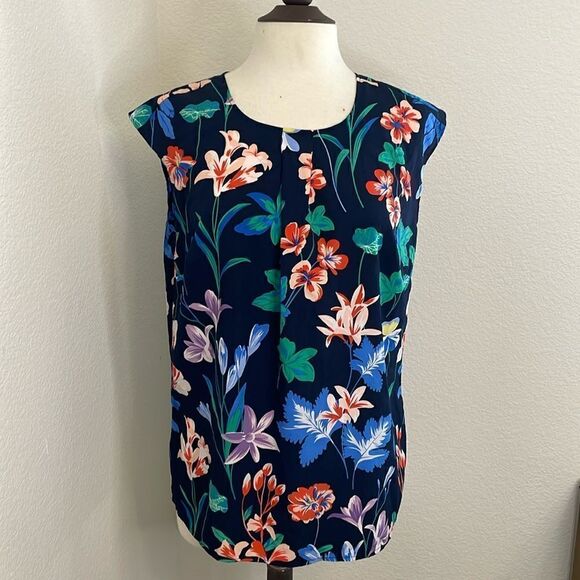 Talbots Sleeveless Blue Floral Pleated Button Back Crew Neck Blouse | size 10 - Picture 2 of 9